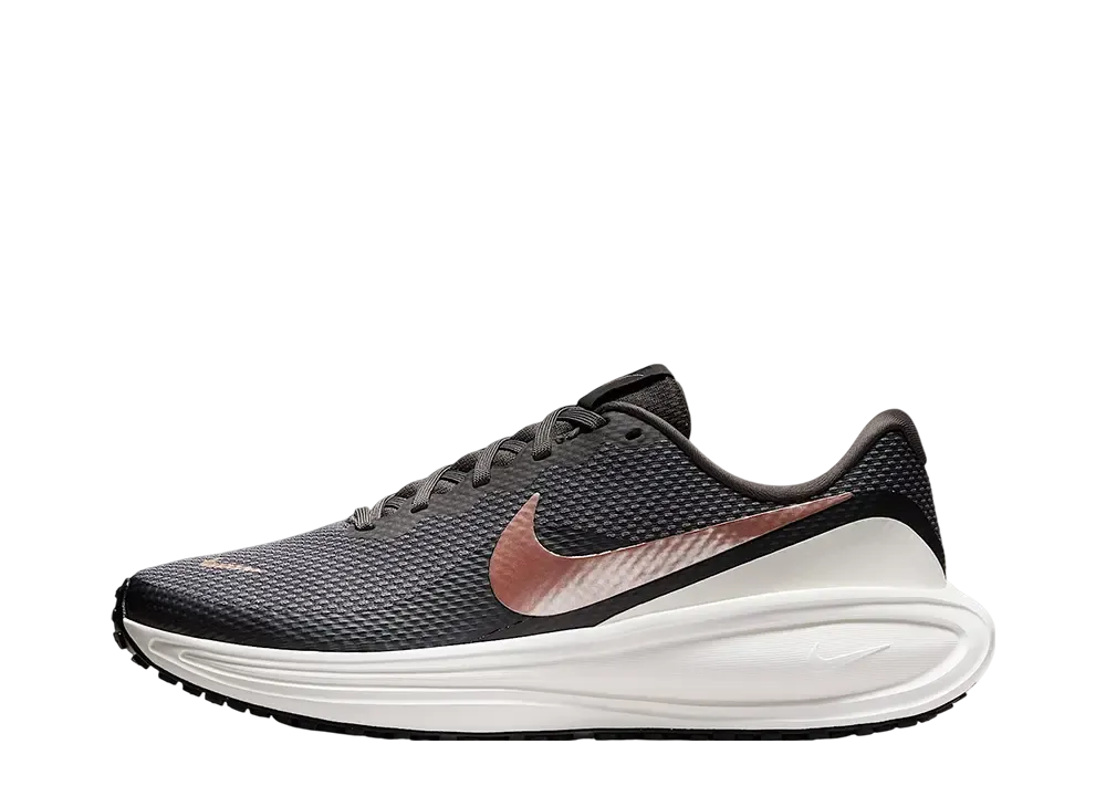 ナイキ ウィメンズ レボリューション8 "ミディアムアッシュ/ブラック/セイル/メタリックレッドブロンズ"