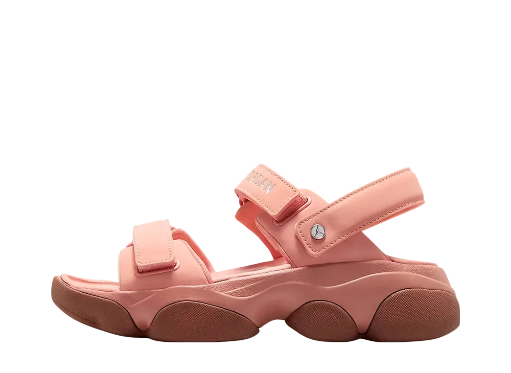 ナイキ ウィメンズ ジョーダン デジャ サンダル "ライトマダールート/レッドバーク/テラブラッシュ/メタリックシルバー"