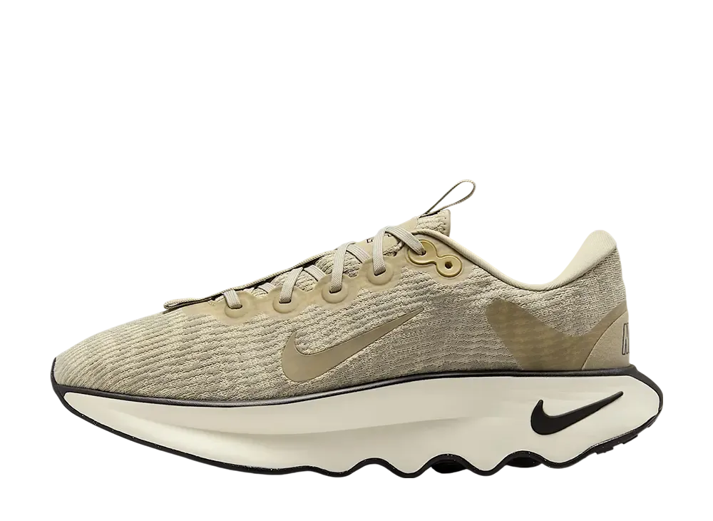 ナイキ モティバ "デザートカーキ/ライトカーキ/セイル/デザートカーキ"