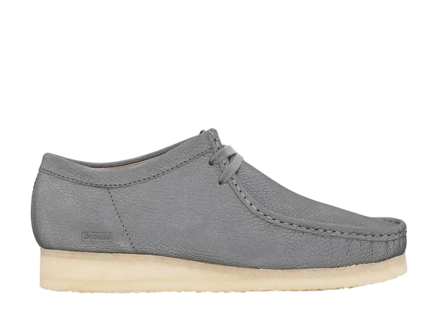 シュプリーム × クラークス リフレクティブ ワラビー "シルバー" (25SS Week17)