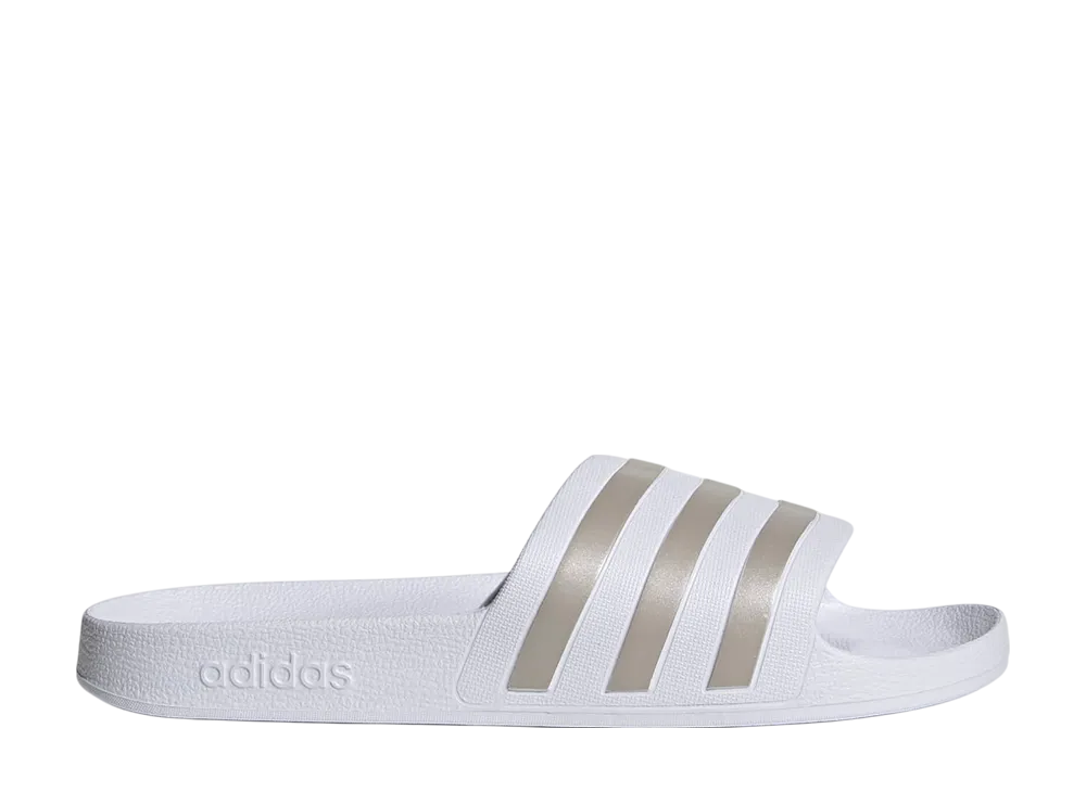 アディダス ウィメンズ アディレッタ アクア スライド "クラウドホワイト/プラチナムメタリック"