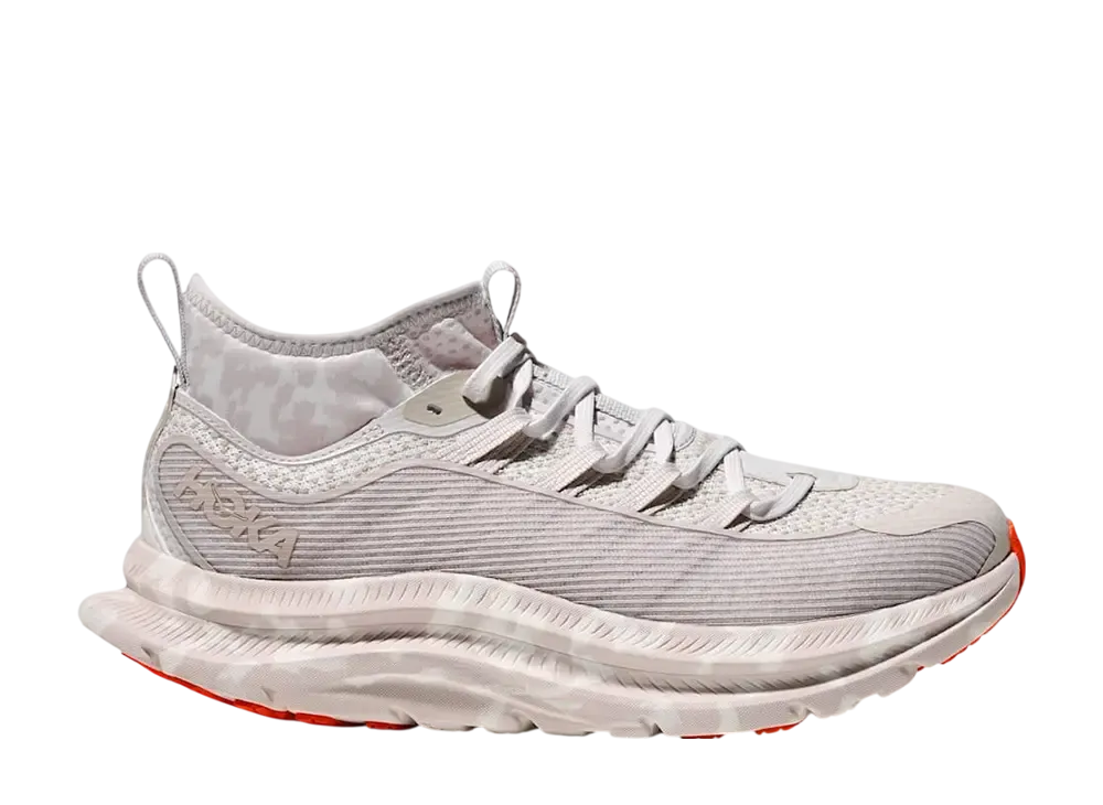 スタジオ プロバ × ホカ カワナ ミッド "ホワイトサンド/タンジェリンタンゴ"