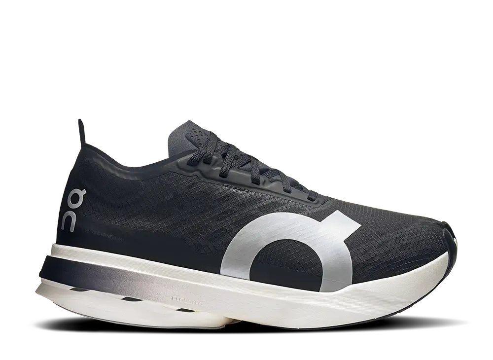 オン ウィメンズ クラウドブーム ストライク "ブラック/ホワイト"