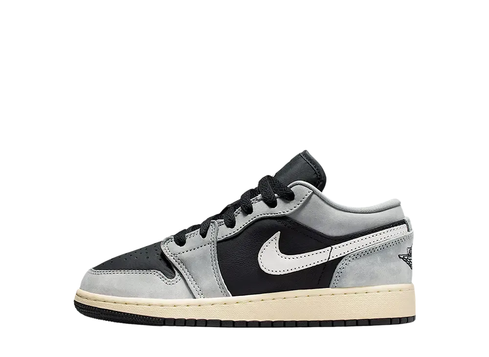 ナイキ GS エアジョーダン1 ロー SE "ライトスモークグレー/セイル/モスリン/ブラック" (キッズ)