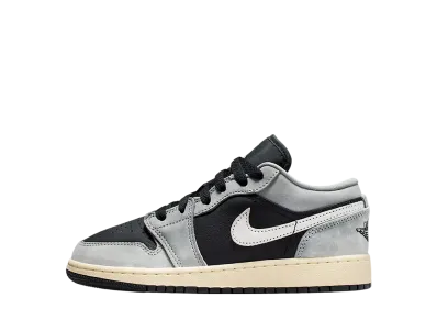 ナイキ GS エアジョーダン1 ロー SE "ライトスモークグレー/セイル/モスリン/ブラック" (キッズ)