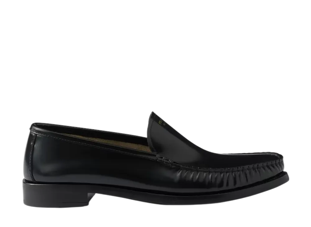 プラダ ウィメンズ ブラッシュドレザー ローファー "ブラック"