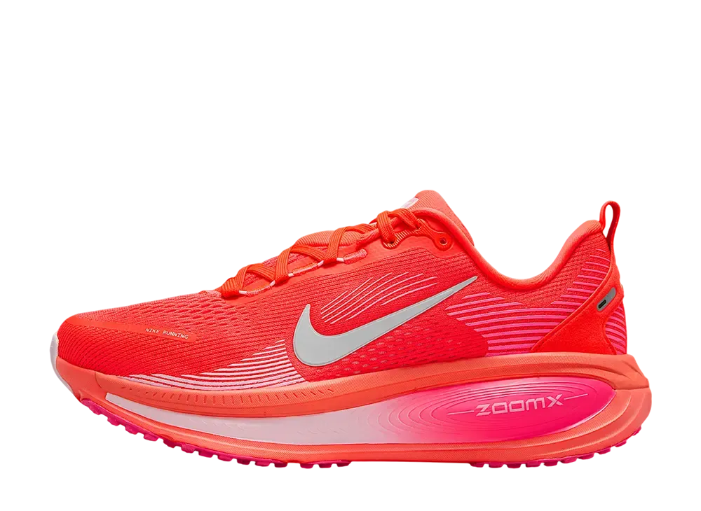 ナイキ ウィメンズ ボメロ18 "ブライトクリムゾン/ハイパーピンク/ピンクフォーム/ホワイト"