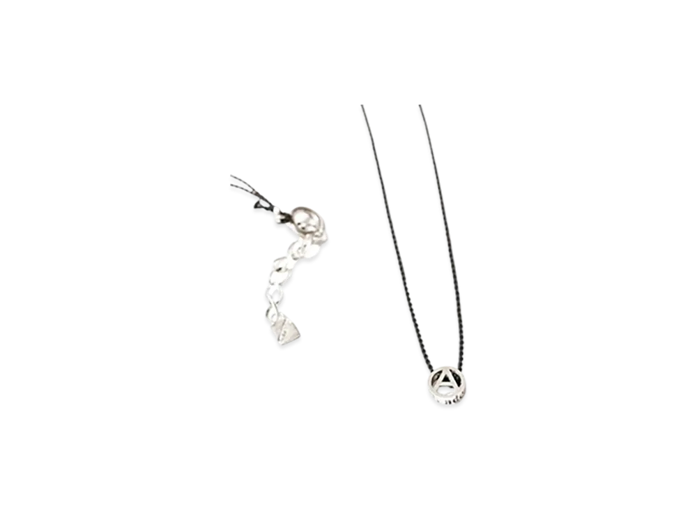 PHINGERIN Tiny A Necklace "Black"