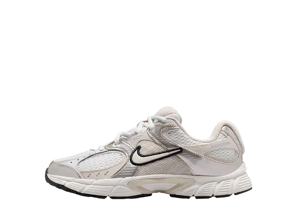 ナイキ GS V5 ランナー "サミットホワイト/セイル/ブラック/ライトオールウッドブラウン" (キッズ)