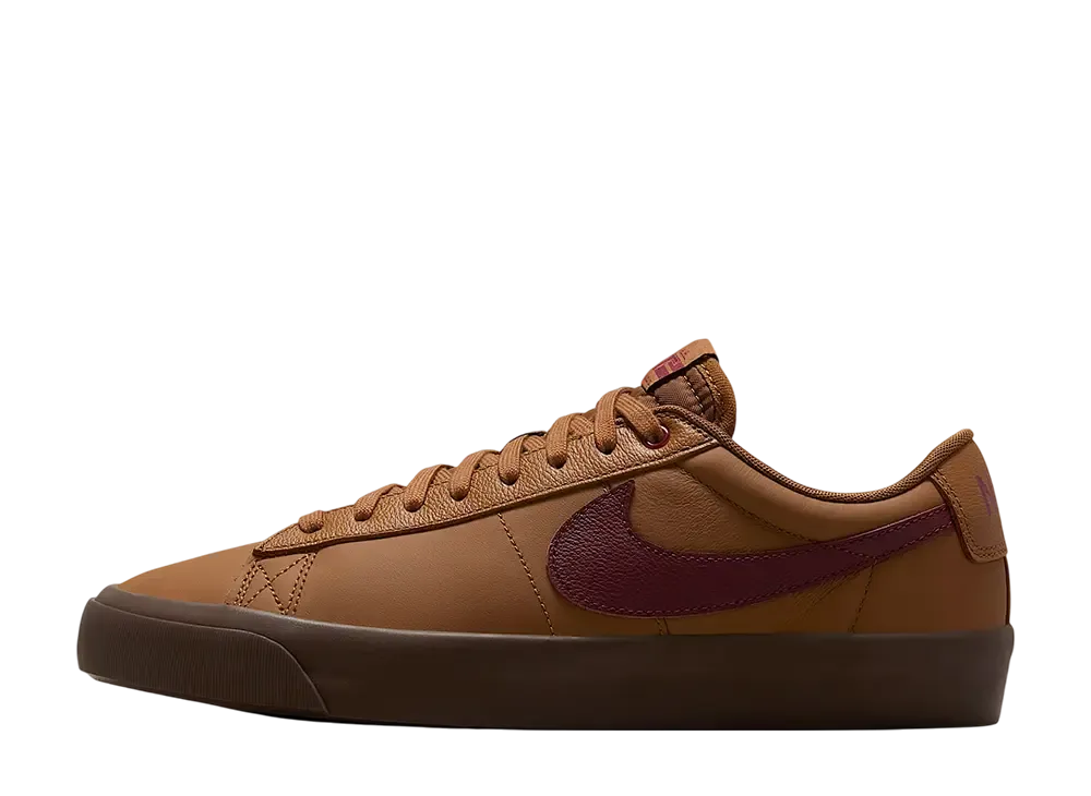 ナイキ SB ブレーザー ロー プロ GT "ライトブリティッシュタン/ガムイエロー/ダークチームレッド"