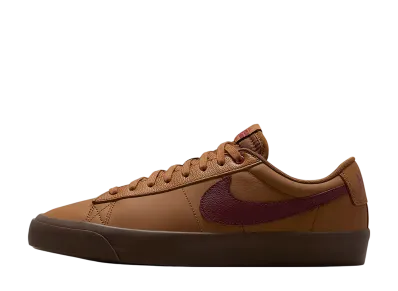 ナイキ SB ブレーザー ロー プロ GT "ライトブリティッシュタン/ガムイエロー/ダークチームレッド"