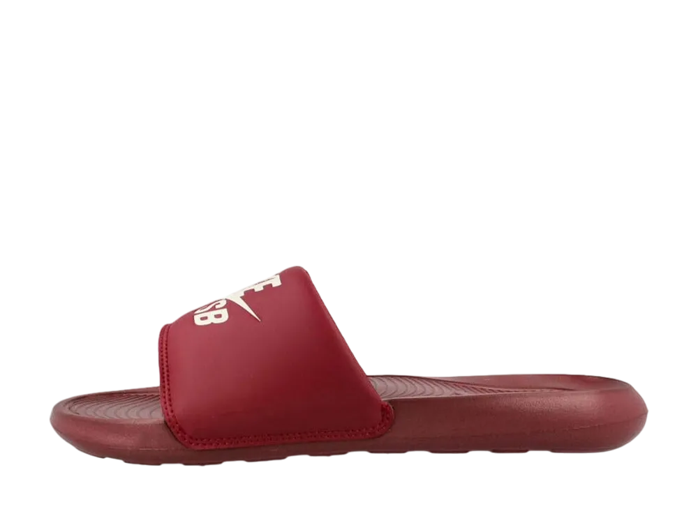 ナイキ SB ビクトリー ワン スライド "チームレッド/ホワイト/チームレッド"