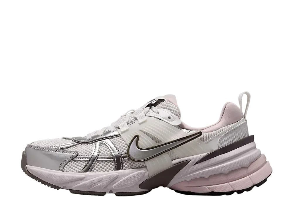ナイキ ウィメンズ V2Kラン "プラチナムティント/サミットホワイト/ケイブストーン/メタリックシルバー"