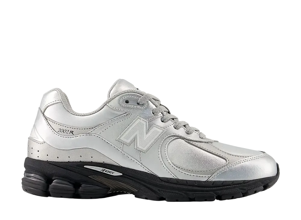ニューバランス 2002R "メタリックシルバー"