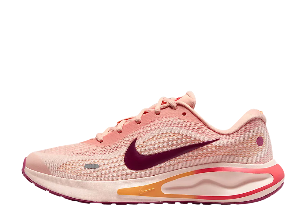ナイキ ウィメンズ ジャーニーラン "ウォッシュドコーラル/エンバーグロー/スウィートビート/ボルドー"