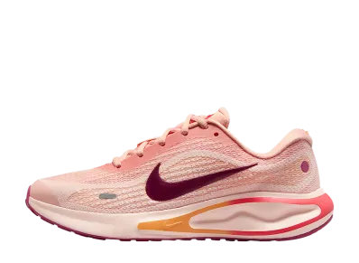 ナイキ ウィメンズ ジャーニーラン "ウォッシュドコーラル/エンバーグロー/スウィートビート/ボルドー"