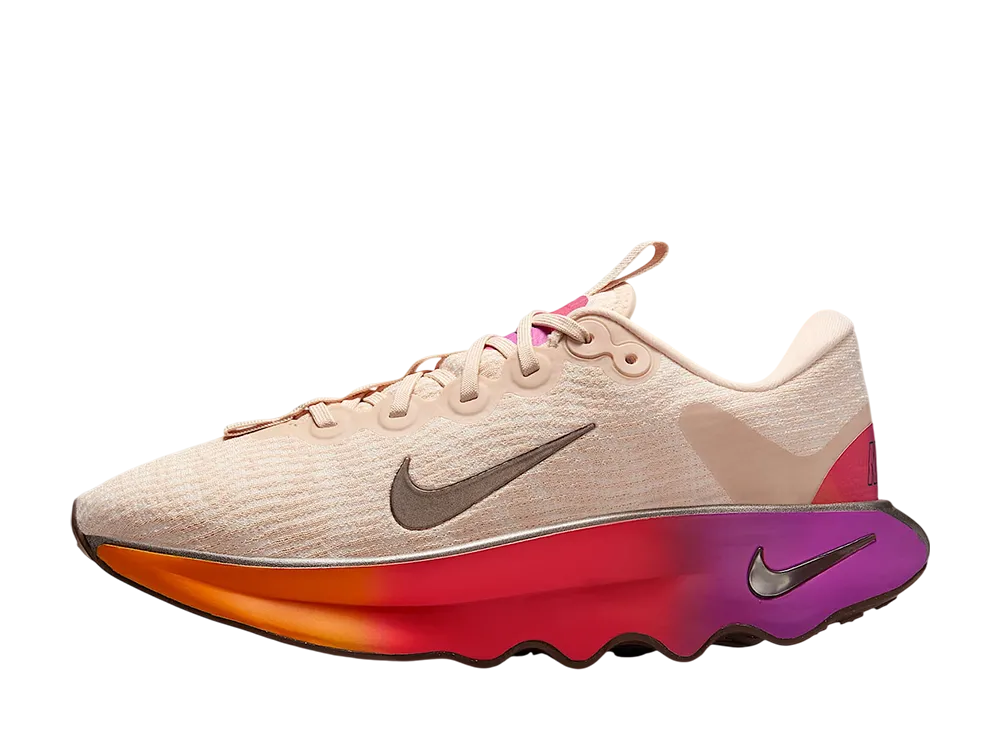 ナイキ ウィメンズ モティバ SE "パールホワイト/パールアイボリー/ビビッドパープル/メタリックゴールドグレイン"