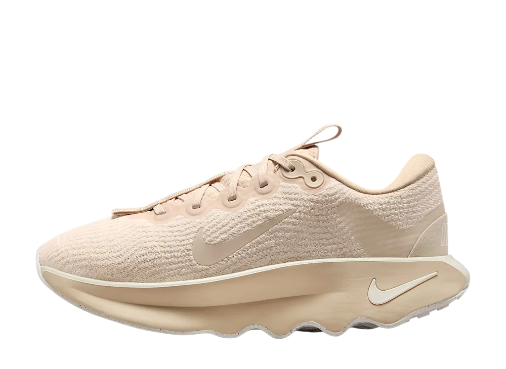 ナイキ ウィメンズ モティバ "サンドドリフト/パールホワイト/ペールアイボリー"