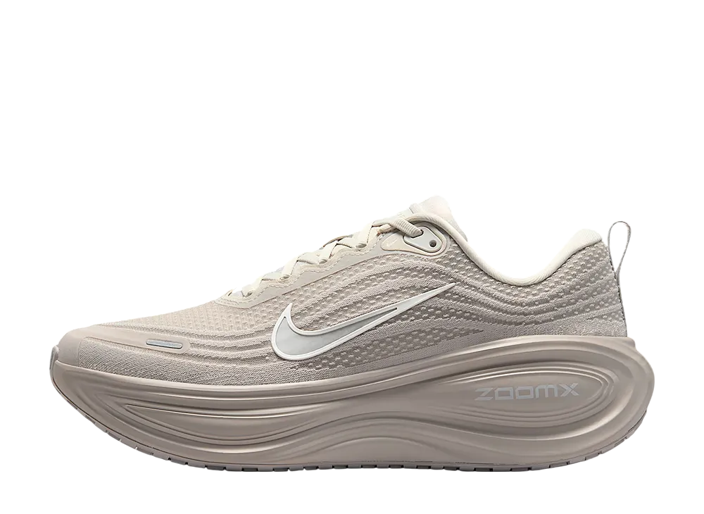 ナイキ ボメロ プラス "ライトボーン/ライトアイアンオール/メタリックシルバー/ファントム"