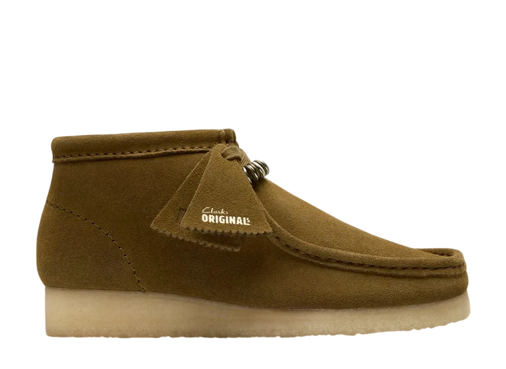 クラークス ウィメンズ ワラビー ブーツ "グリーンスウェード"