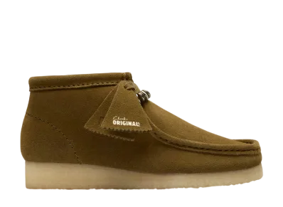 クラークス ウィメンズ ワラビー ブーツ "グリーンスウェード"