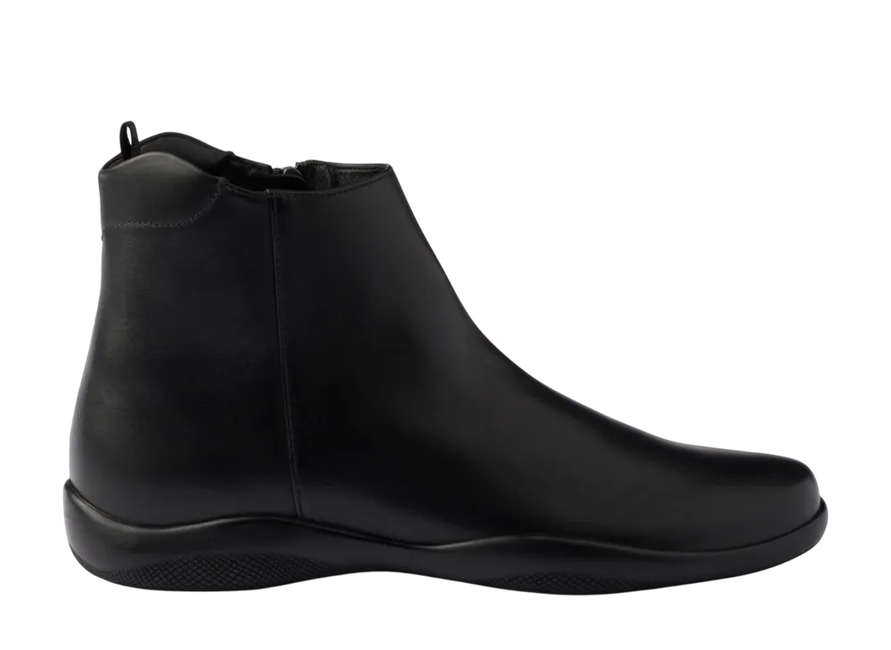 プラダ トブラック レザー アンクルブーツ "ブラック"