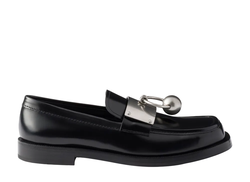 プラダ メタルリング付ブラッシュドレザー ローファー "ブラック"
