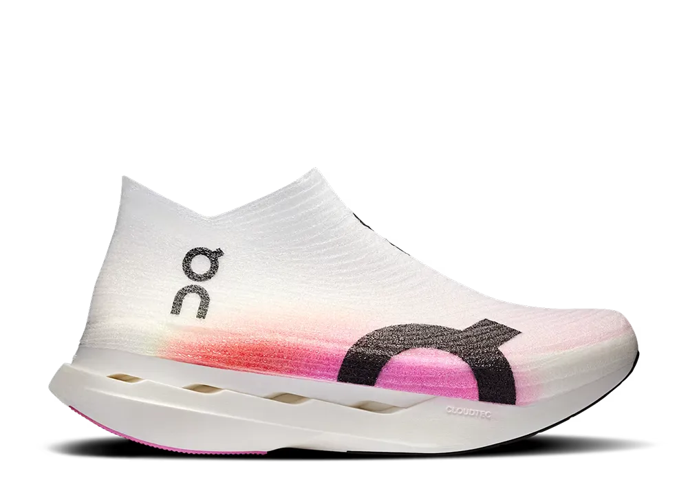 オン クラウドブーム ストライク LS "ホワイト/ラズベリー"