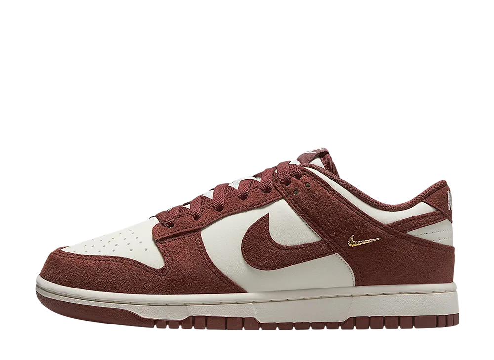 ナイキ ウィメンズ ダンク ロー "セイル/メタリックゴールド/レッドセピア"