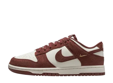 ナイキ ウィメンズ ダンク ロー "セイル/メタリックゴールド/レッドセピア"