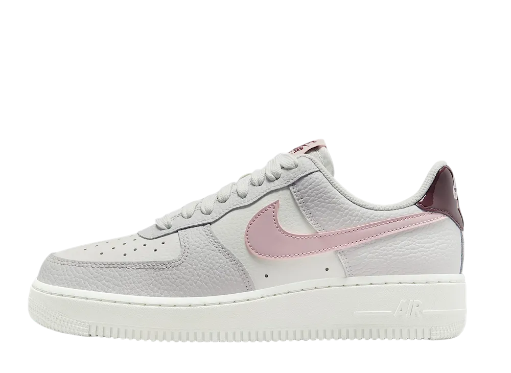 ナイキ ウィメンズ エアフォース1 '07 "サミットホワイト/バストグレー/バーガンディクラッシュ/プラムチョーク"