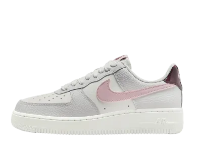 ナイキ ウィメンズ エアフォース1 '07 "サミットホワイト/バストグレー/バーガンディクラッシュ/プラムチョーク"