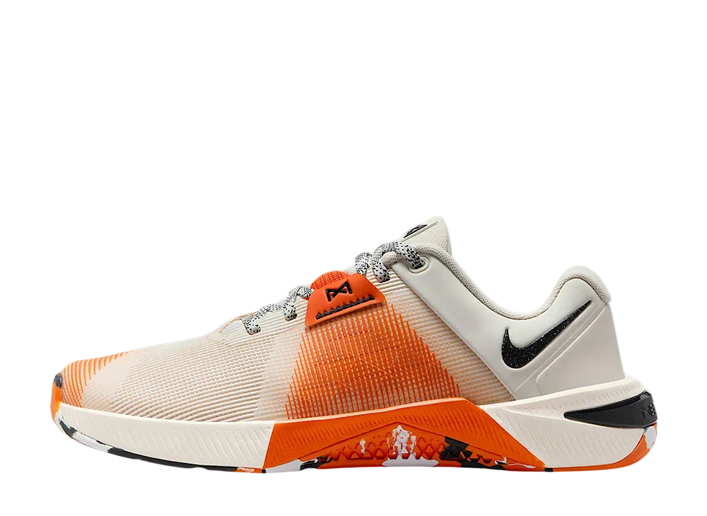 ナイキ ウィメンズ メトコン10 "ソフトパール/セーフティオレンジ/ブラック"