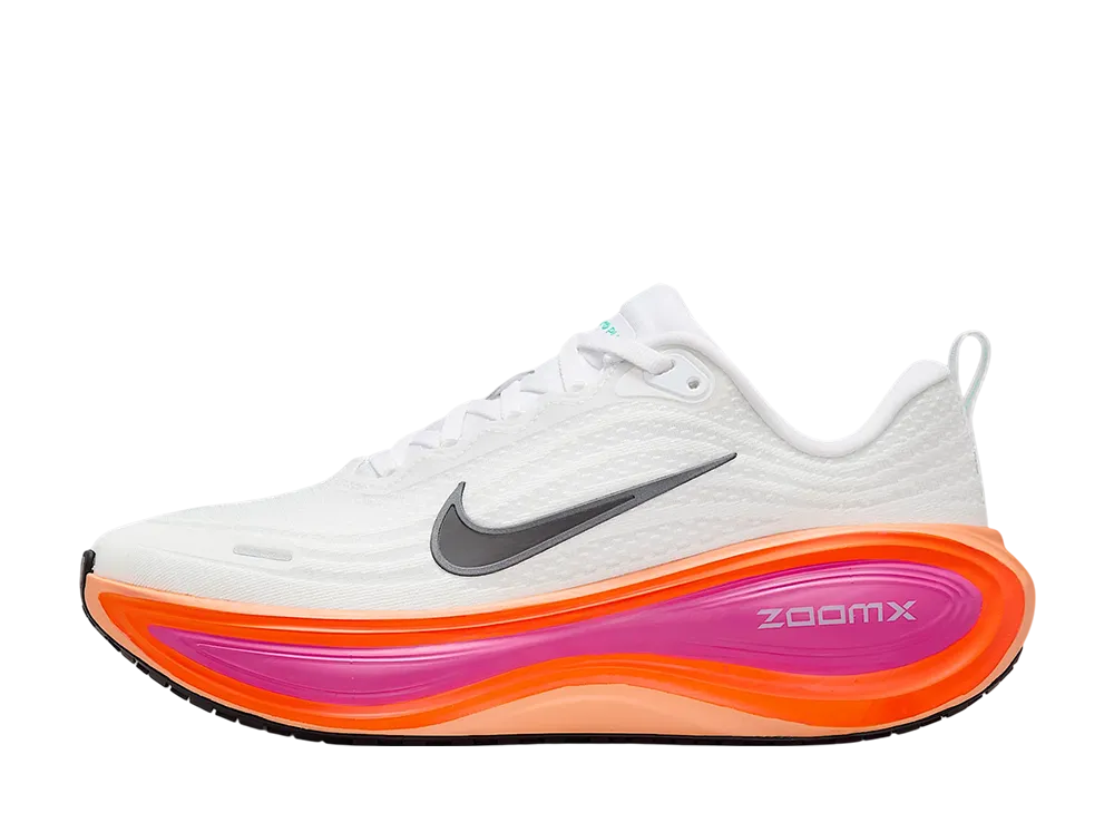 ナイキ ウィメンズ ボメロ プラス "ホワイト/ファイヤーピンク/ハイパークリムゾン/ブラック"