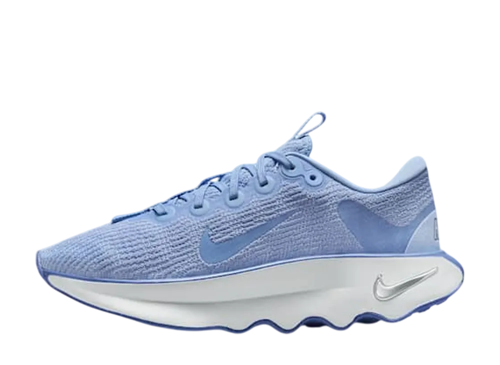 ナイキ ウィメンズ モティバ "アルミニウム/ロイヤルティント/メタリックシルバー"