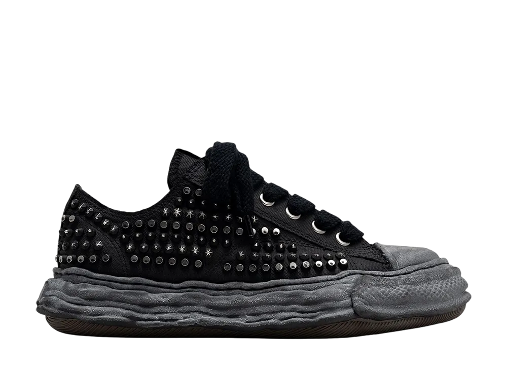 メゾンミハラヤスヒロ ピーターソン23 OG スタッズ キャンバス ロートップ スニーカー "ブラック/ブラック" (A15FW721)