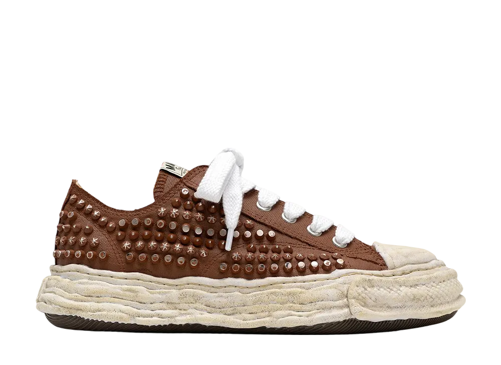 メゾンミハラヤスヒロ ピーターソン23 OG スタッズ キャンバス ロートップ スニーカー "ブラウン" (A15FW721)