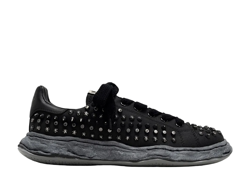 メゾンミハラヤスヒロ チャールズ オリジナルソールスタッズキャンバスローカットスニーカー "ブラック/ブラック" (A15FW714)