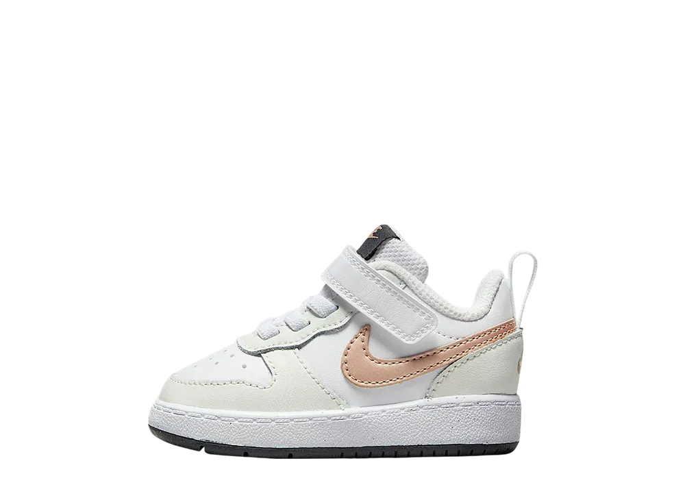 ナイキ TD コートボロー ロー2 "ホワイト/サミットホワイト/ダークスモークグレー/メタリックレッドブロンズ" (キッズ)