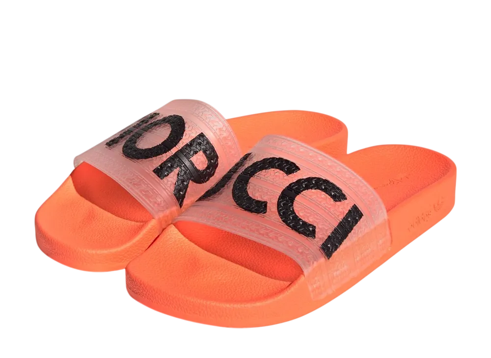 フィオルッチ × アディダスオリジナルス アディレッタ スライド "ソーラーオレンジ/ソーラーゴールド/ブラック"