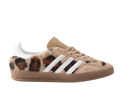 アトモスピンク × アディダスオリジナルス ガゼル インドア "トリニティレオパード/ブラウン"
