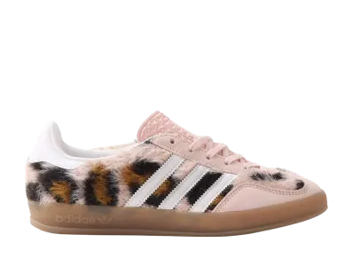 アトモスピンク × アディダスオリジナルス ガゼル インドア "トリニティレオパード/ピンク"