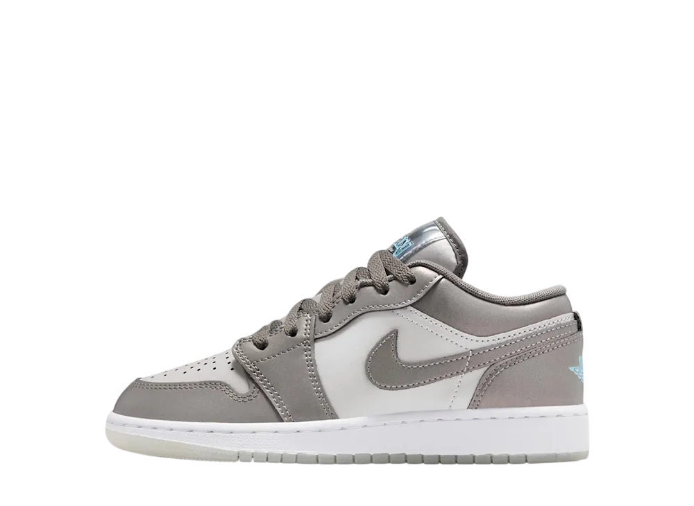 ナイキ GS エアジョーダン1 ロー SE "フラットピューター/フォトンダスト/ホワイト/ブルーチル" (キッズ)