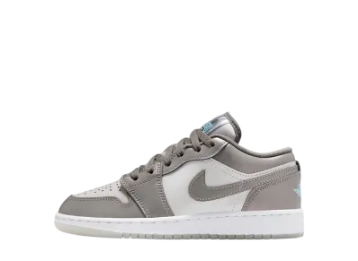 ナイキ GS エアジョーダン1 ロー SE "フラットピューター/フォトンダスト/ホワイト/ブルーチル" (キッズ)