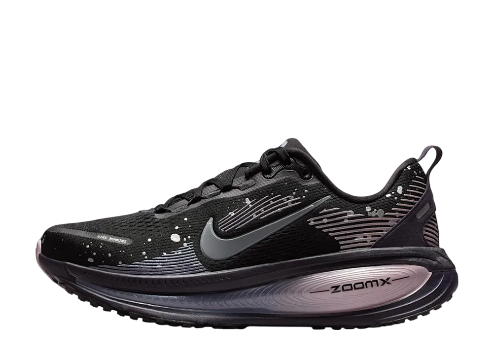 ナイキ ウィメンズ ボメロ18 "ブラック/ケーブパープル/アッシェンスレート/メタリックダークグレー"