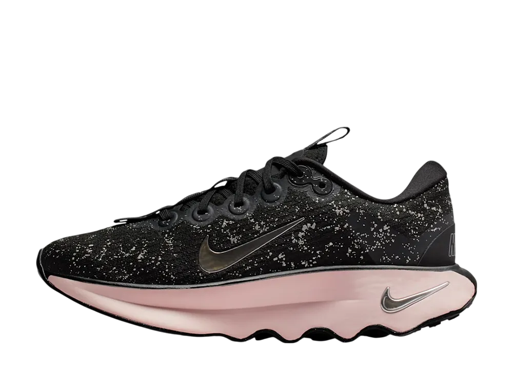 ナイキ ウィメンズ モティバ SE "ブラック/シルトレッド/メタリックシルバー"