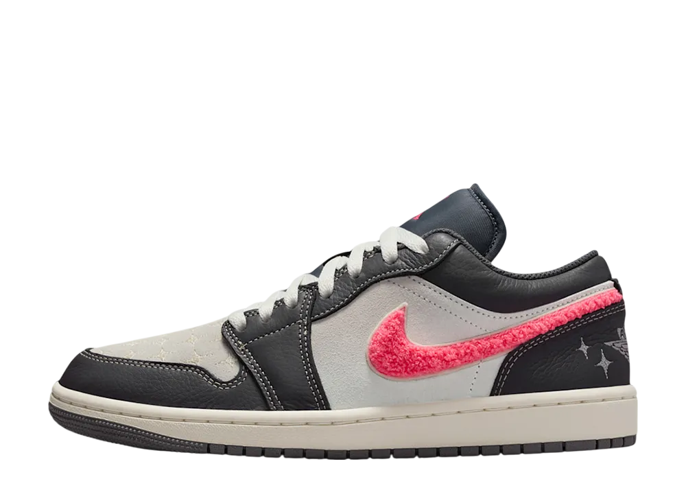 ナイキ ウィメンズ エアジョーダン1 ロー "ライトグラファイト/ホットラバ/モスリン/セイル"