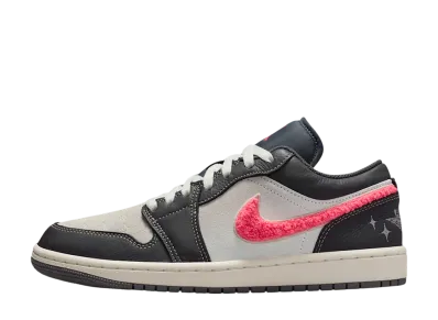 ナイキ ウィメンズ エアジョーダン1 ロー "ライトグラファイト/ホットラバ/モスリン/セイル"