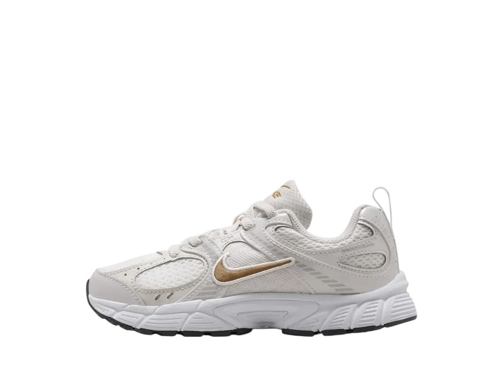 ナイキ PS V5 ランナー "ホワイト/メタリックシルバー/フォトンダスト/メタリックゴールド" (キッズ)