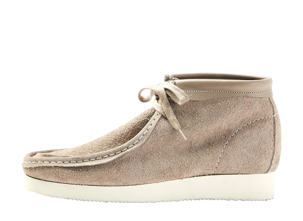 インビンシブル × クラークス ワラビー リイマジンド "トープ"